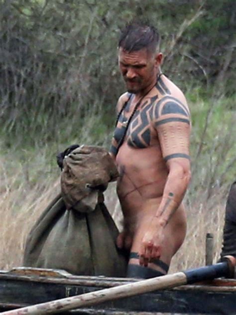 Tom Hardy aparece sem roupa na gravação do filme Taboo