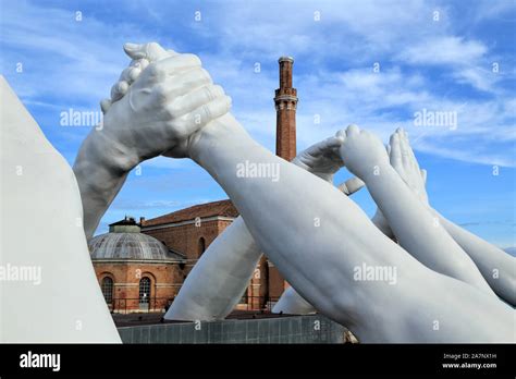 Mani Giganti Scultura Immagini E Fotografie Stock Ad Alta Risoluzione