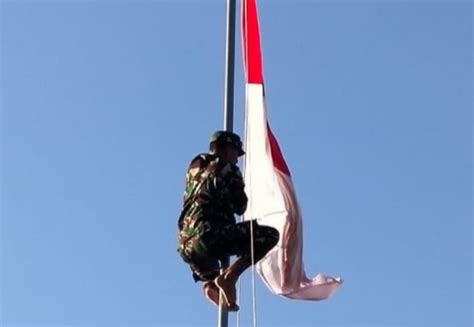 Viral Anggota TNI AD Panjat Tiang Betulkan Bendera Nyangkut Saat HUT RI 74