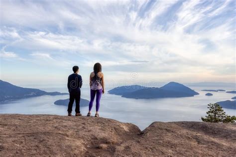 Amigos Caminhando Sobre A Paisagem Montanhosa Canadense Imagem De Stock