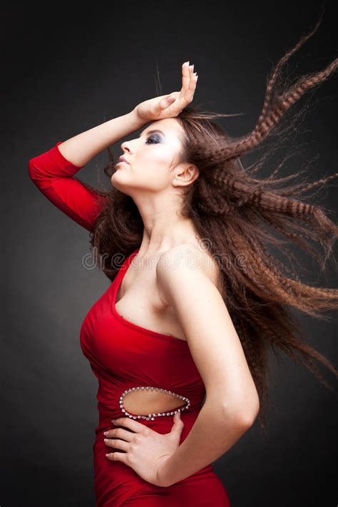 Mujer Joven Con El Pelo Que Agita Ligeramente Foto De Archivo Imagen