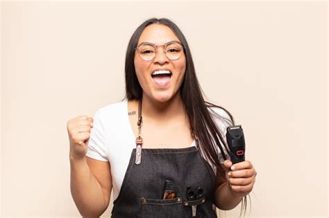 Mujer Latina Joven Que Se Siente Sorprendida Emocionada Y Feliz