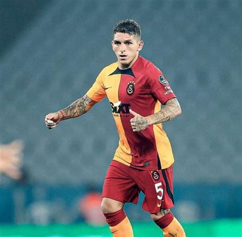 Devrim Zkan Ile Galatasarayl Lucas Torreira Dan Samimi Poz Magazin