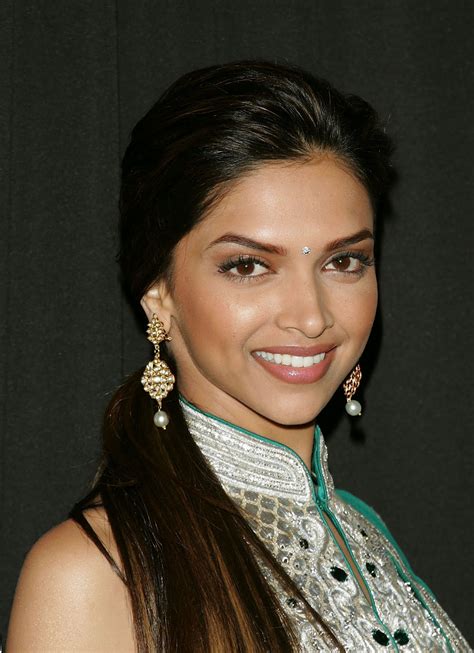 Latest Hot Photos of Deepika Padukone - MoviesTrailer - Watch Upcoming ...