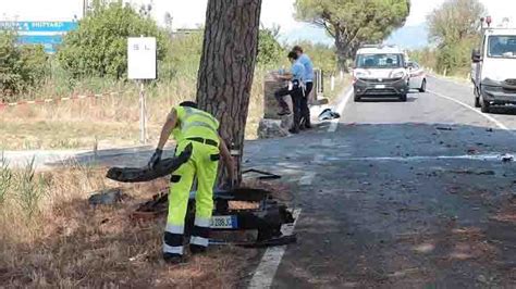 Auto Si Schianta Contro Un Albero Muore Il Pap Gravi I Due Figli