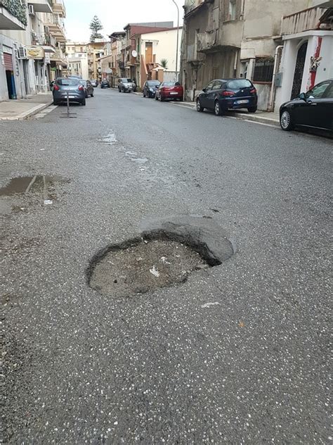 Reggio Calabria strade dissestate in città le FOTO di voragini dopo