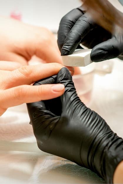 Cerca De Las Manos Cauc Sicas De Una Manicurista Profesional Est N