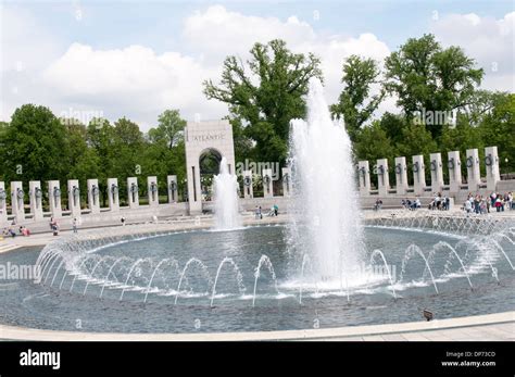 Fountains at the National World War II Memorial in Washington DC, USA ...