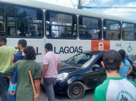 G1 Acidente deixa avenida bloqueada no bairro da Gruta em Maceió