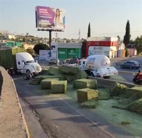 Vuelca Trailer Con Cargamento De Alfalfa En El Peri Local En