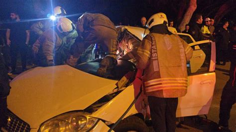 Kadıköy de feci kaza Aydınlatma direğine çarpan otomobilde can pazarı