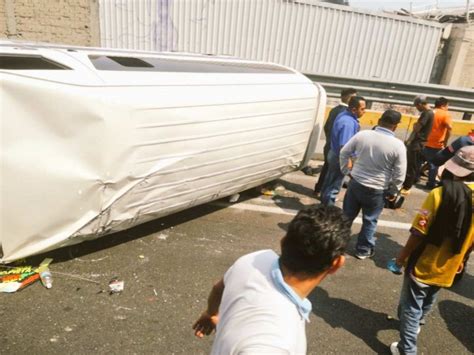 Video Vuelca combi de transporte público en la México Pachuca hay