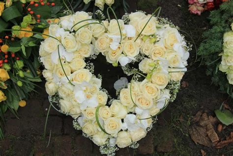 Funeral Wreaths - Montezuma Monalisa Funeral Home Ltd