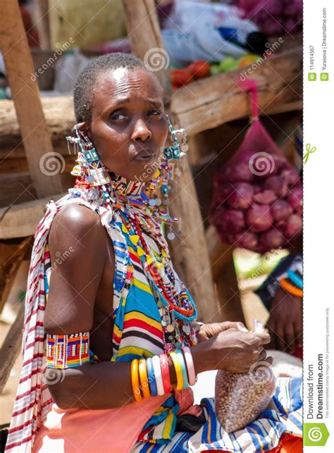 Mujer Vestida Tradicional De La Tribu Del Masai En Frica Fotograf A