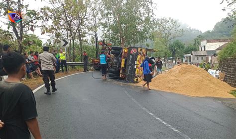 Kelebihan Muatan Truk Bermuatan Sekam Terguling Calok Slahung Gema