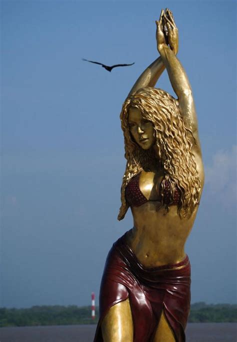 Shakira La Gigantesca Escultura De La Cantante Colombiana Que Se