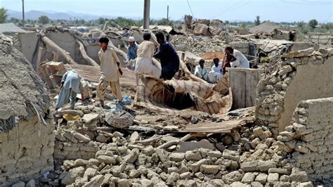 Death toll rises to 330 in Pakistan quake | CNN