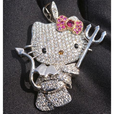 Kimora Lee Simmons Sanrio Hello Kitty Devil Pendentif En Or Blanc 18 Carats Avec Diamant Sur 1stdibs