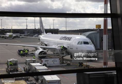 98 Lufthansa Airbus A320 200 Stock Photos, High-Res Pictures, and ...