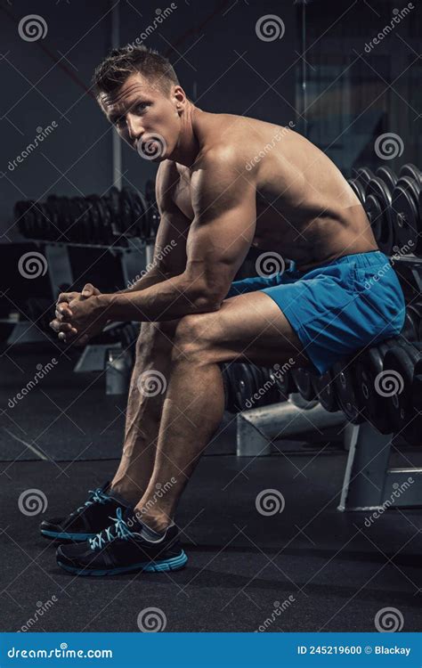 Musculoso Durante El Entrenamiento En El Gimnasio Foto De Archivo