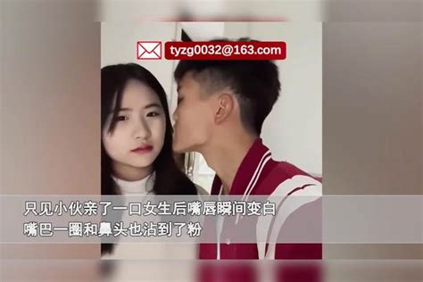 小伙深情噘嘴亲吻身旁女友，回头瞬间破相哭笑不得：这是中毒了？