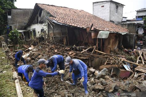 Bpbd Imbau Warga Bantaran Sungai Pesanggrahan Waspada Banjir Antara News