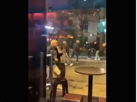 Video: terrible pelea entre hinchas de Aston Villa y PSG en París