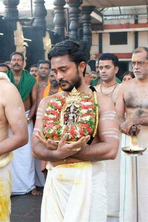 Pranab Mukherjee Offers Prayers At Padmanabhaswamy Temple Artofit