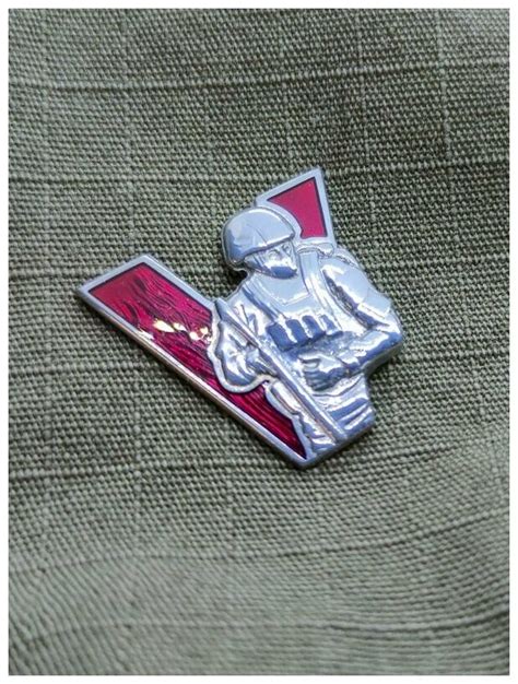 Значок v на пиджаке — купить по низкой цене на Яндекс Маркете