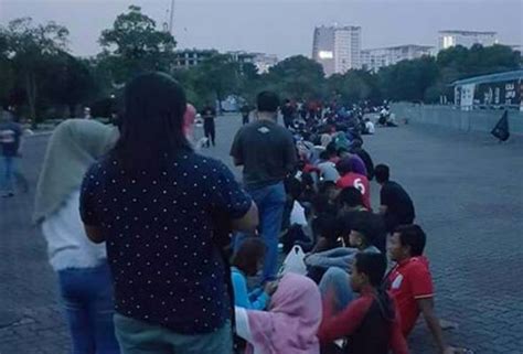 Penyokong Berkampung Di Stadium Untuk Beli Tiket Final Malaysia Vs