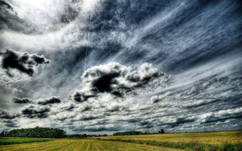 Kostenlose Hintergrundbilder Grüne Wiese Unter Grauen Wolken Bilder