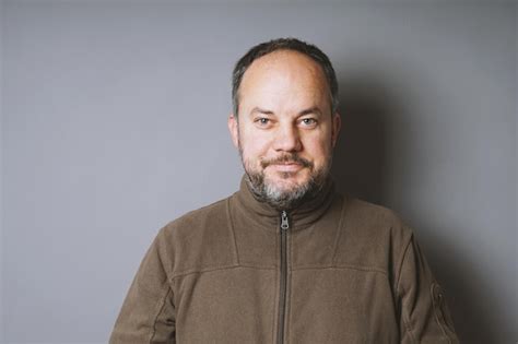 Hombre De Mediana Edad Con Cabello Oscuro Corto Y Barba Canosa