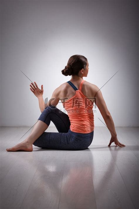 美丽的运动型瑜伽女练习瑜伽体式 ardha matsyendrasana 半脊柱扭转姿势高清摄影大图 千库网