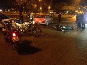 G1 Motorista bate em dois policiais após desobedecer ordem de parada