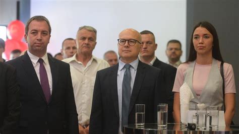 pink rs Ministar odbrane i predsednik SNS a Miloš Vučević na