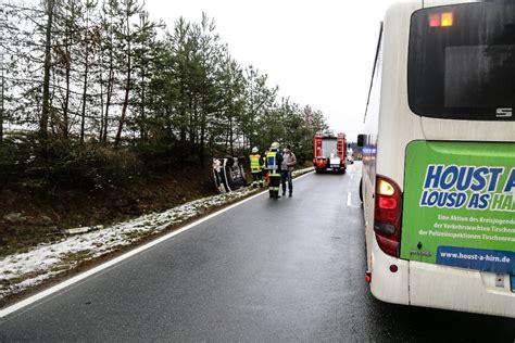 Schulbus Fahrer Bersieht Autofahrerin Skoda Berschl Gt Sich