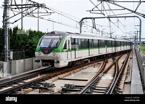 Shanghai Metro Line 2 Hi Res Stock Photography And Images Alamy