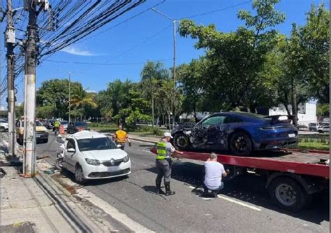 Motorista de Porsche que matou homem se apresenta à polícia após fugir