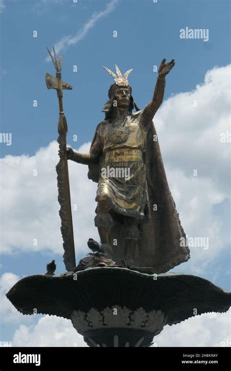 Estatua Del Rey Inca Pachacutec En El Centro De Cusco Per Monumento