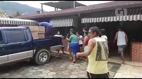 Zeca Pagodinho Distribui Presentes De Natal Para Crian As No Rj Veja