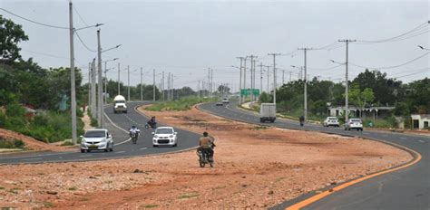 Desafían el peligro para cruzar avenida Ecológica en SDE