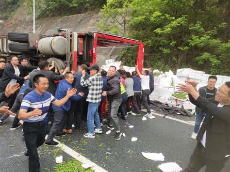 货车高速侧翻货物洒满一地 这群热心人上演“团结的力量” 人员 娄底 车道