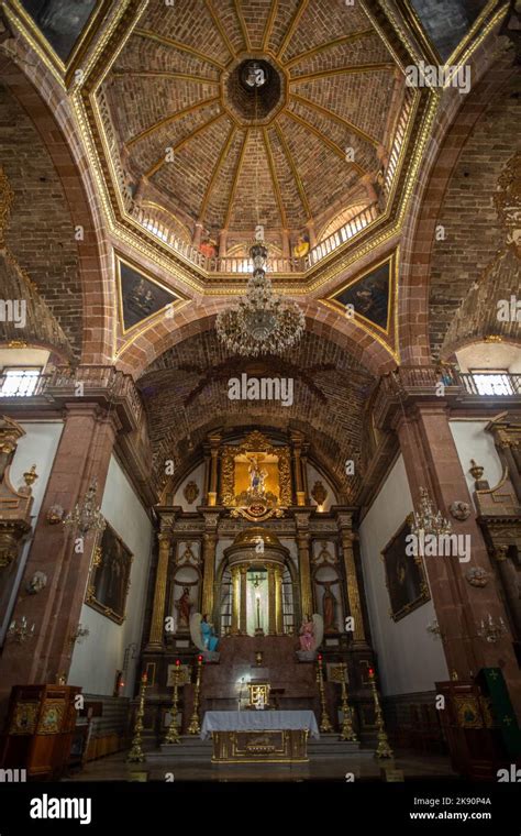 El Interior Y El Altar De La Iglesia De San Miguel Parroquia De San