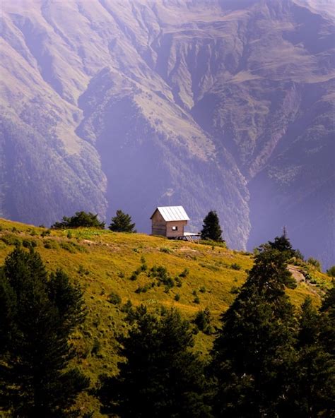 Foto Vertical De Uma Bela Paisagem Montanhosa Uma Pequena Cabana De