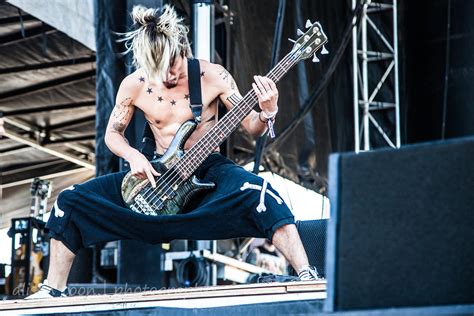 ALISON TOON PHOTOGRAPHER Ryota Bass One OK Rock