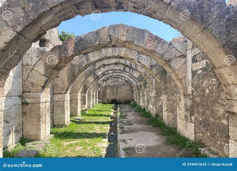 Ruina Antiguo Templo De Piedra De La Ciudad En La Cima De Zmir Arcos