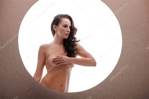 Fotos de Sexy Mujer Desnuda Oscureciendo Pecho Aislado Blanco Círculo