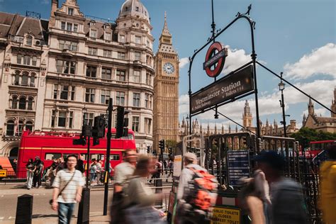 Commuters vent about jubilee line stops safety at night 26