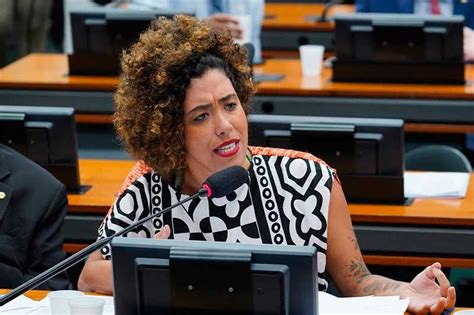 Pr Candidata Prefeita De Niter I Tal Ria Petrone Recebe Amea As De