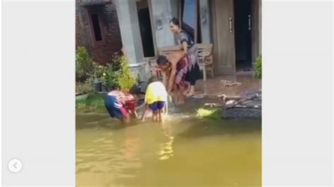 Kocak Jadi Korban Bencana Banjir Rob Warga Malah Asik Panen Ikan Dari